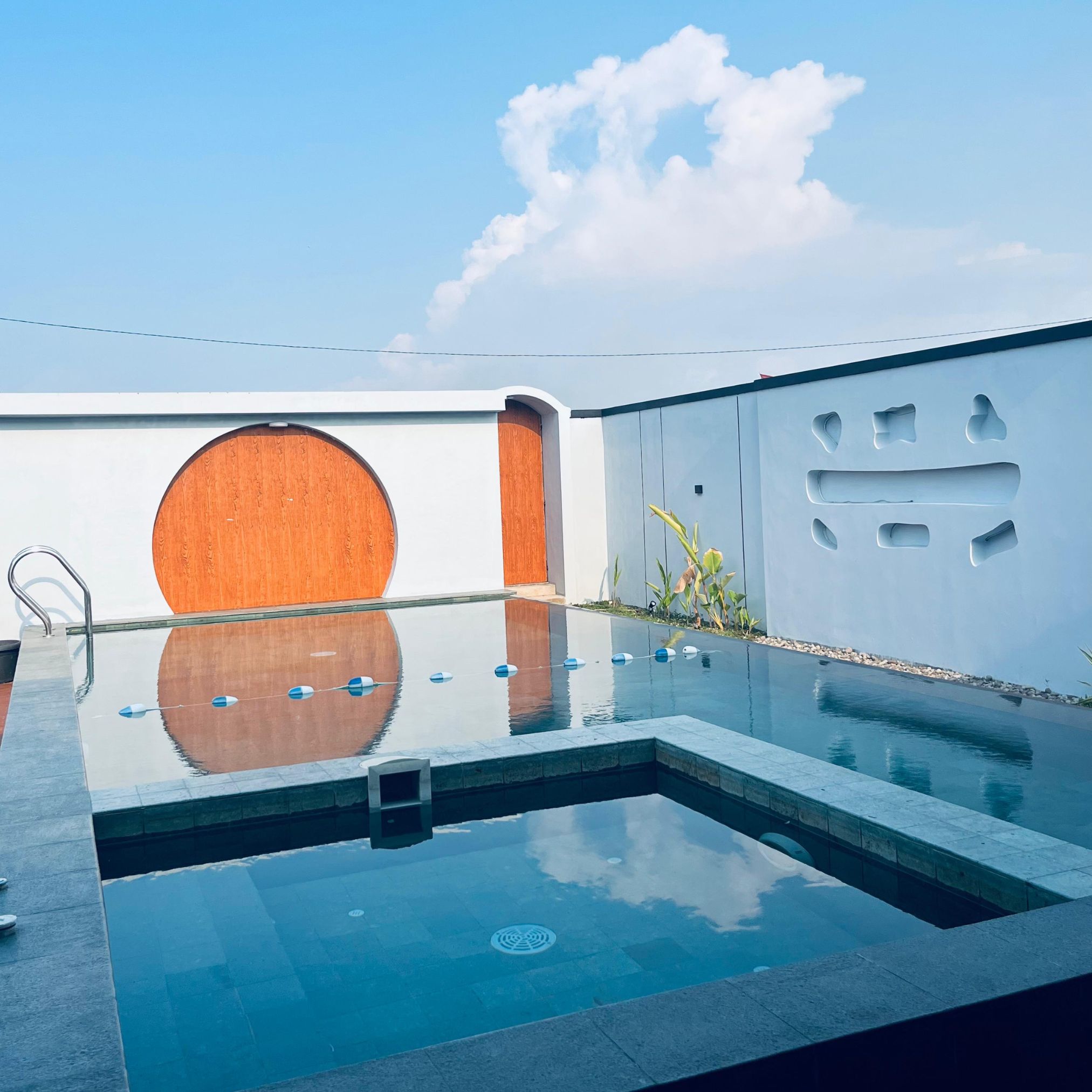 Kolam renang pribadi Lora House Sukoharjo